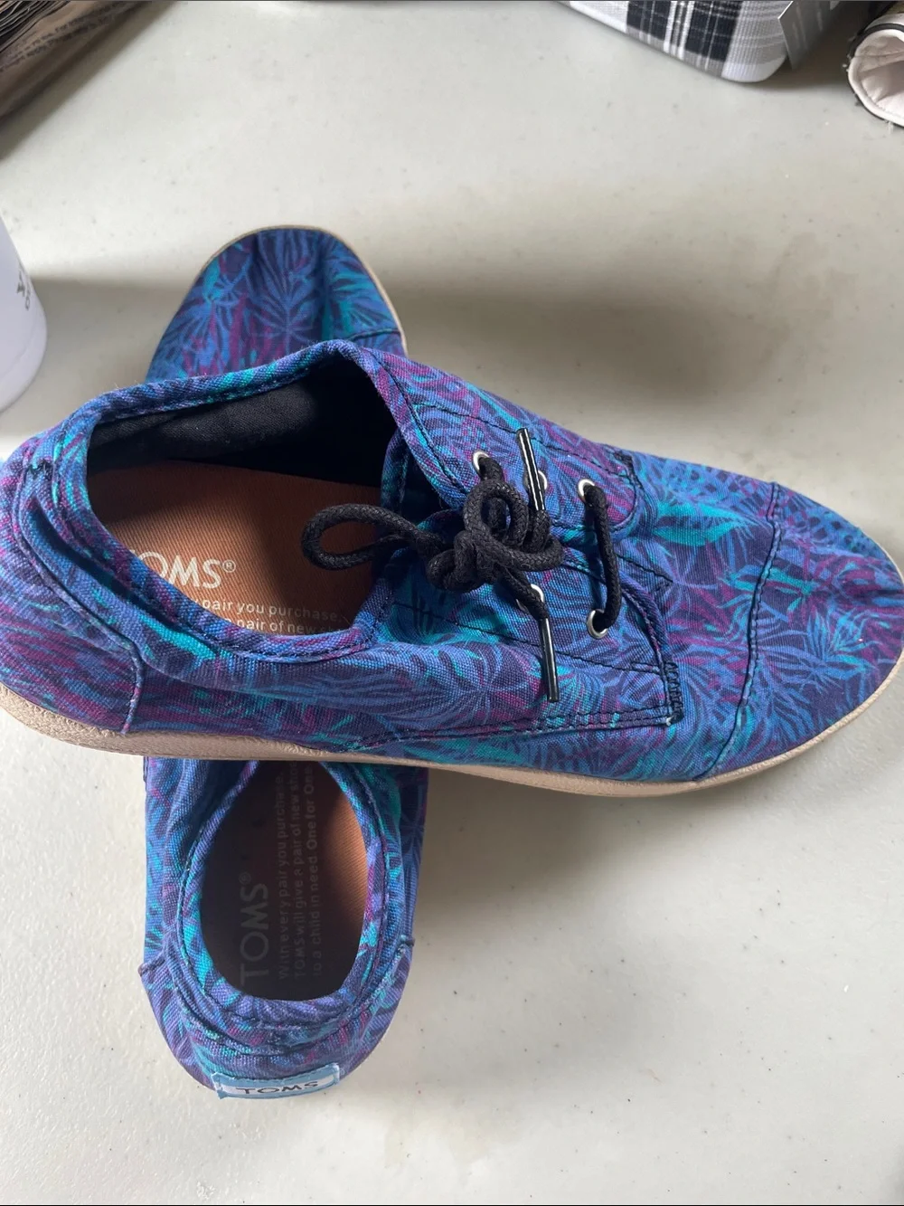TOMS Women’s Blue & Teal Patterned Canvas Sneakers size 9